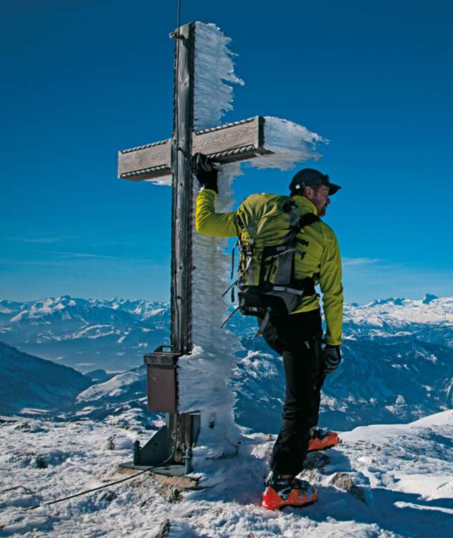 Wetterseite – Anraum am Elm-Gipfelkreuz; hinten sieht man das Becken von Bad Aussee und den Dachstein.
