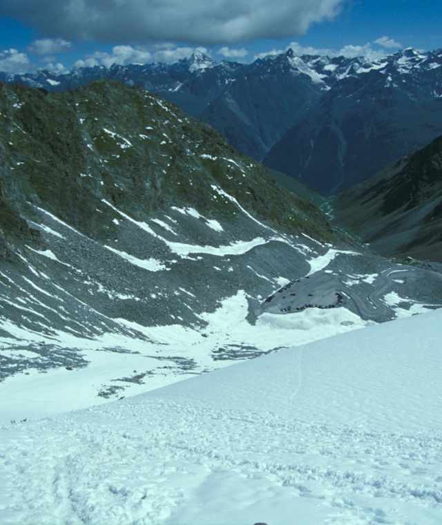 Blick von Pitztalerjöchl hinunter auf den Parkplatz des Rettenbachferners