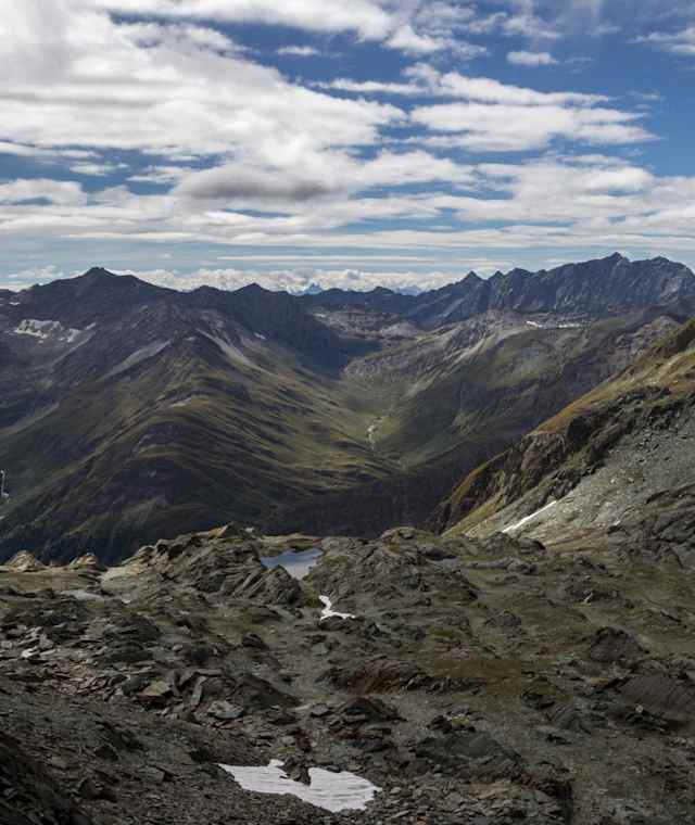 Von der Hochkarscharte auf das Abstiegsgelände, im Hintergrund Kleinbachtal und Großbachtal 