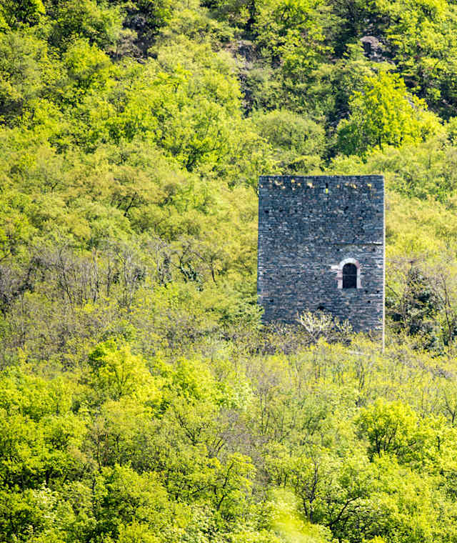 Der Kröllturm oberhalb von Gargazon