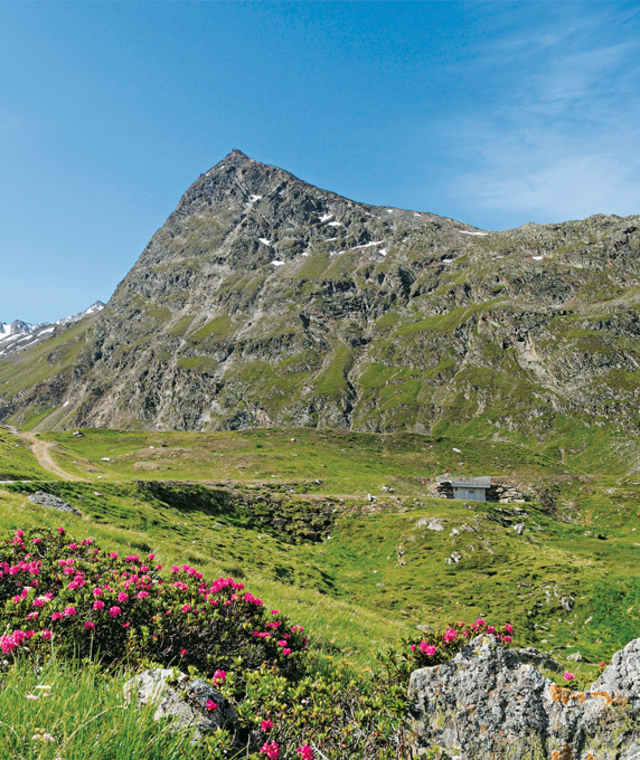 Der Hangerer mit seiner steilen Nordostflanke und der deutlich flacheren Rampe der Nordwestseite.