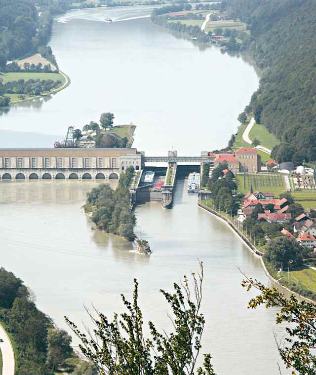 Tiefblick vom Penzenstein auf das Kraftwerk Jochenstein. 
