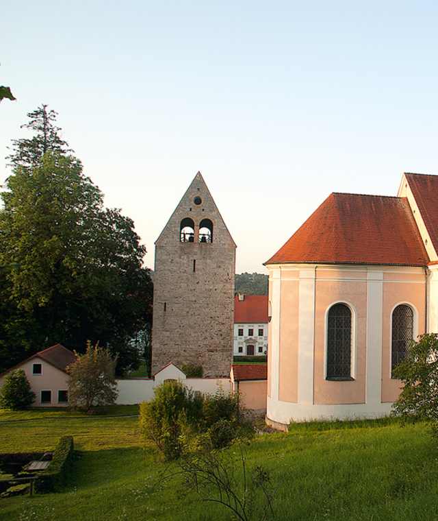 Die Klosterkirche »St. Johannes der Täufer« von Wessobrunn aus dem Jahre 1757. Daneben der spätromanische Glockenturm, »Grauer Herzog« genannt.