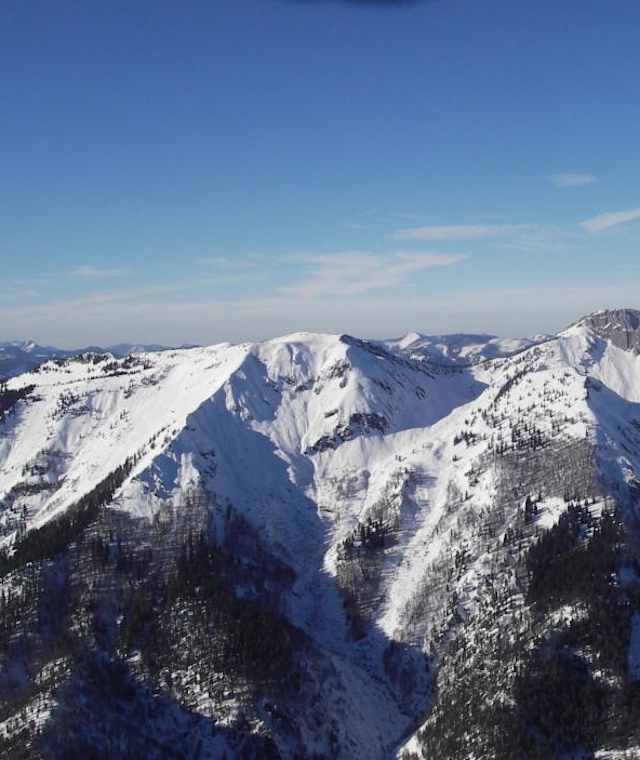 Blick vom Gamsstein auf die Voralpe: links der Tanzboden, rechts die Stumpfmauer. Tour Stumpfmauer = am hintersten Grat rechts