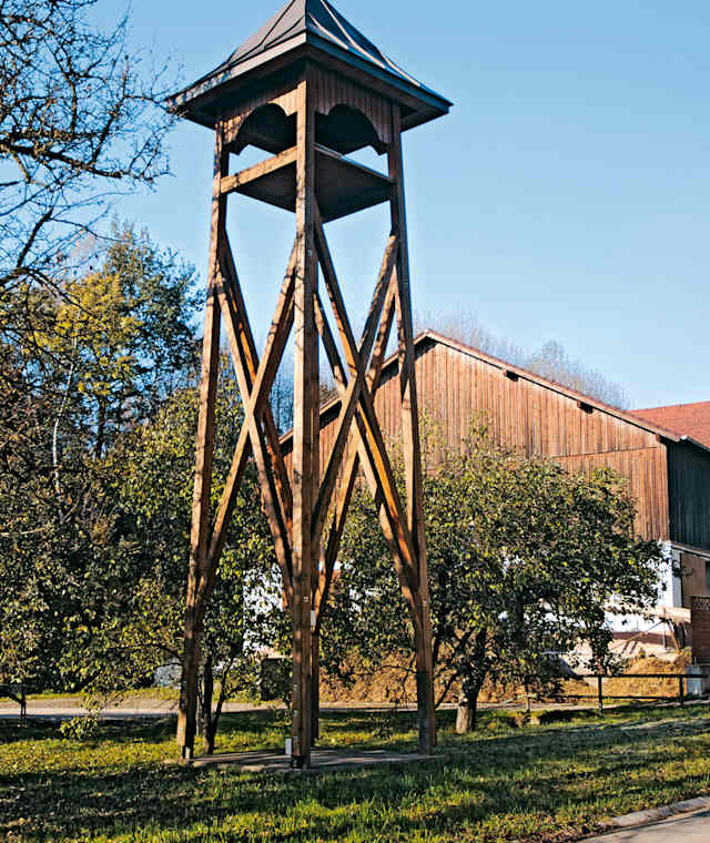 Hölzerner Glockenturm in Mörenz.
