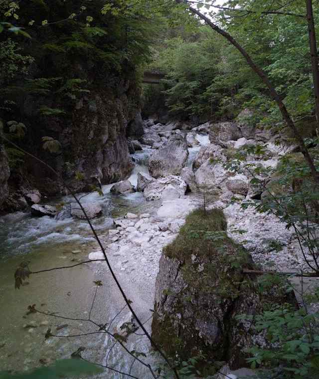 Wandern entlang des Steinbaches