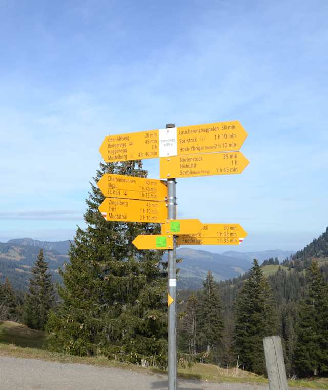 Gut signalisiert. Wegweiser bei der Sternenegg