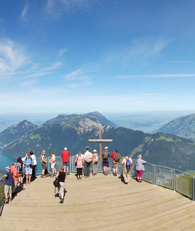 Grandiose Aussicht auf Berge und Seen