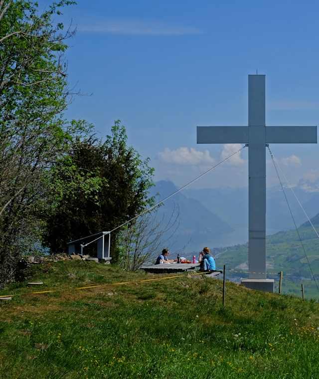 Zingel, Drachenflue Gipfelkreuz, rechts das Buochserhorn