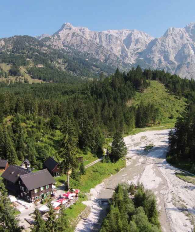 Das Almtaler Haus in der Hetzau mit dem Toten Gebirge im Hintergrund