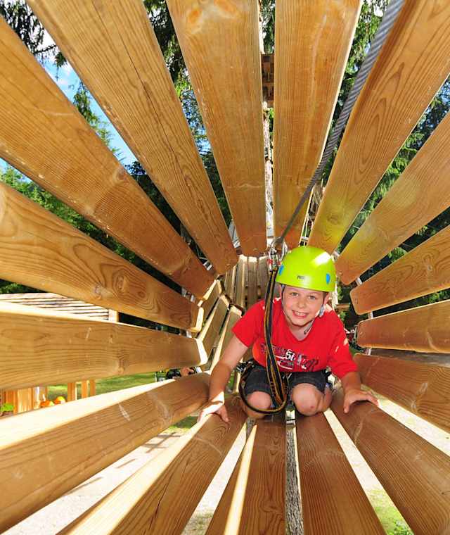 im Hochseilgartentunnel