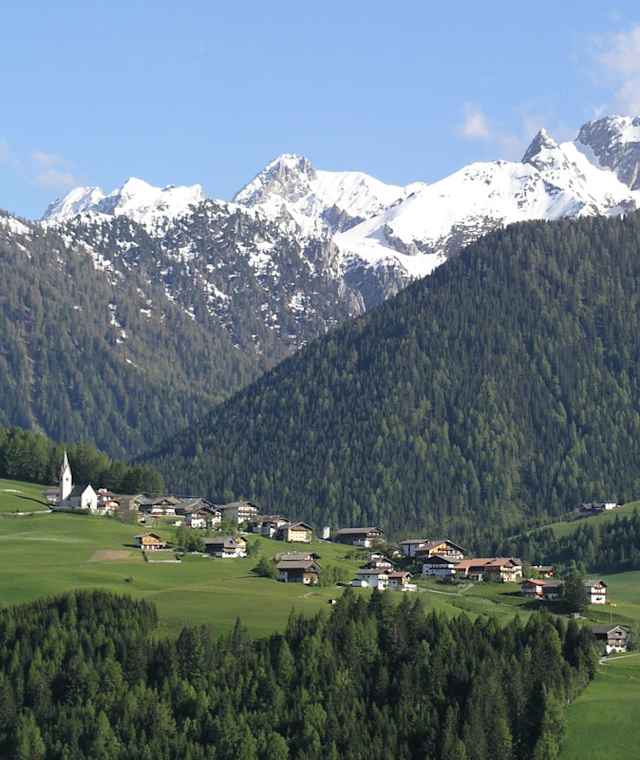 St. Oswald und Blick auf Karnische Alpen
