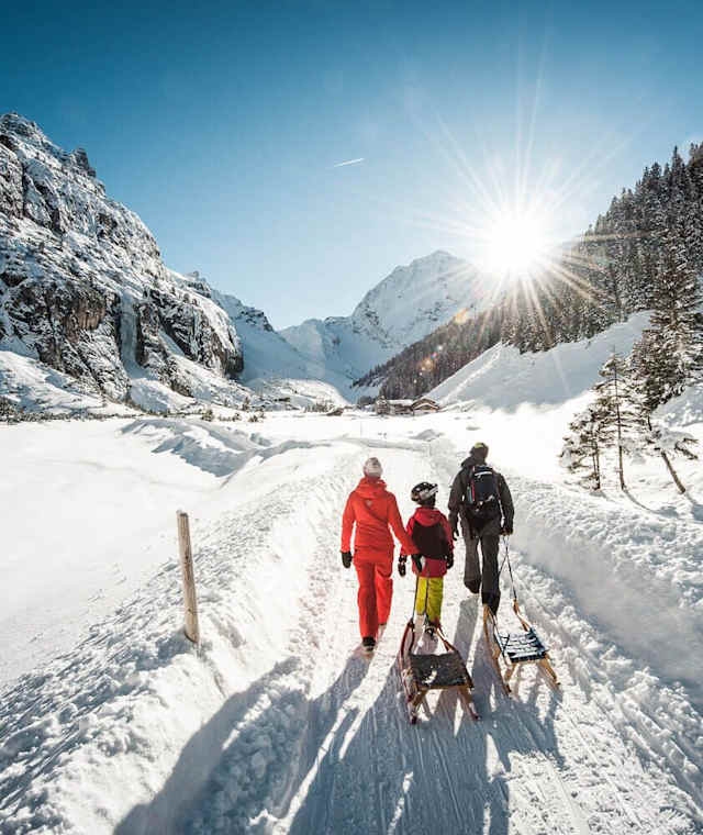 Winterwandern im Pinnistal im Stubaital in Tirol.