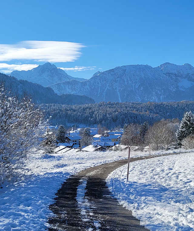 Ein Winterwanderweg mit Bergblick in Füssen.