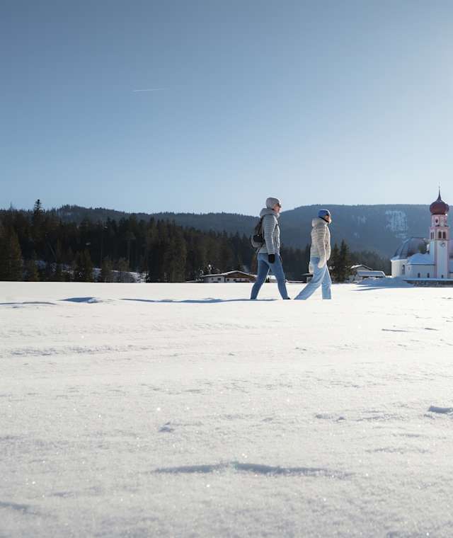 Hofladenrunde mit Kirche St. Magdalena