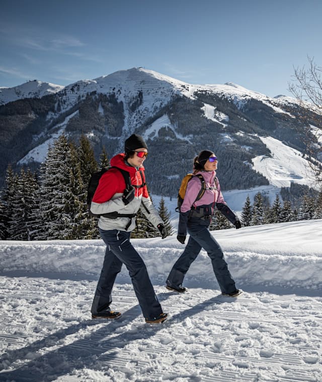 Die Winterwanderung zum Bergstadl führt durch die verschneite Winterlandschaft der Kitzbühler Alpen.