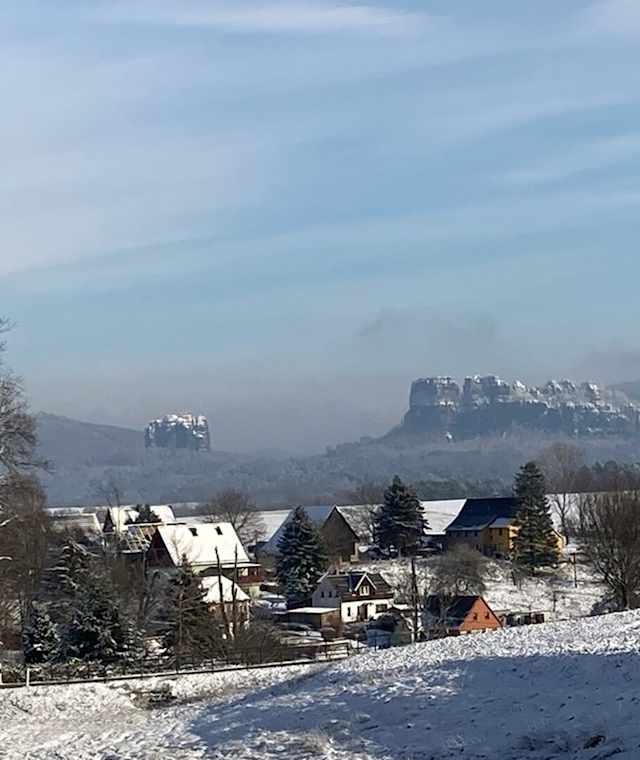 Kleinhennersdorf - Blick zu den Schrammsteinen