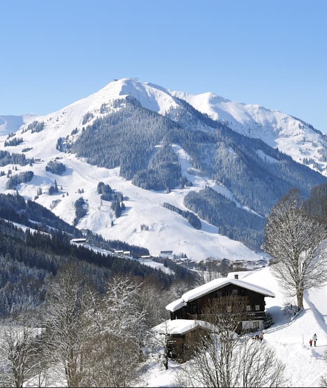 Auf der Winterwanderung von Saalbach nach Eberharten hat man eine fantastische Aussicht auf das Glemmtal und die Kitzbühler Alpen.