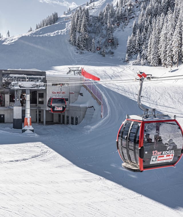 Ankunft an der Mittelstation der 12er KOGEL Gondelbahn.