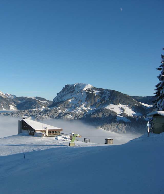 Bergrestaurant First über dem Nebel.