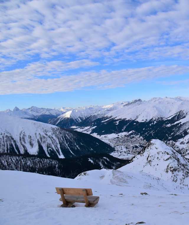 Rastbank auf dieser Winterwanderung
