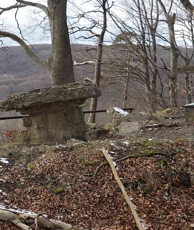 Der Wolfstisch am Premiumwanderweg P4 Hessische Schweiz