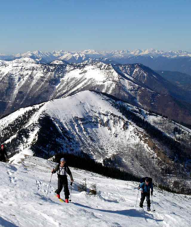 Aufstieg zum Ötscher, im Hintergrund von links nach rechts Gesäuse, Dachstein, Haller Mauern und Totes Gebirge