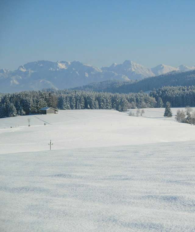 Bergpanorama vom zugefrorenen Attlesee