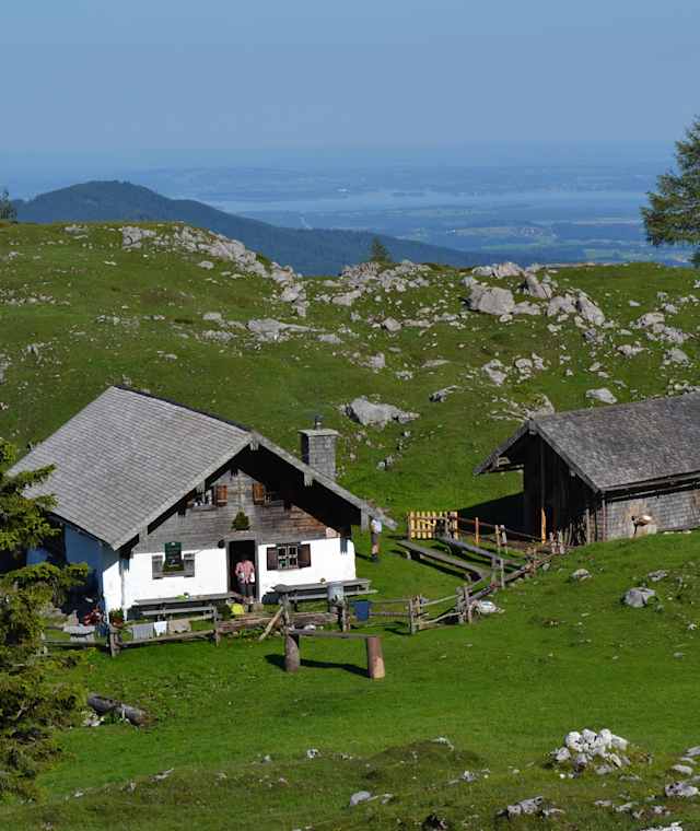 Inzell/Chiemgau: Beim Abstieg nach Adlgaß über die Kohleralm die Fernsicht bis zum Chiemsee genießen