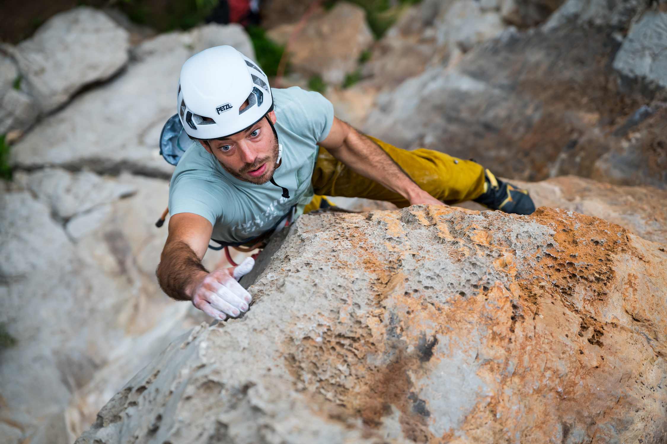 Welche Ausrüstung brauche ich beim Felsklettern? - Bergwelten